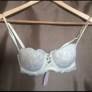 Victoria Secret Cream/nude lace bra size 32A w/tag